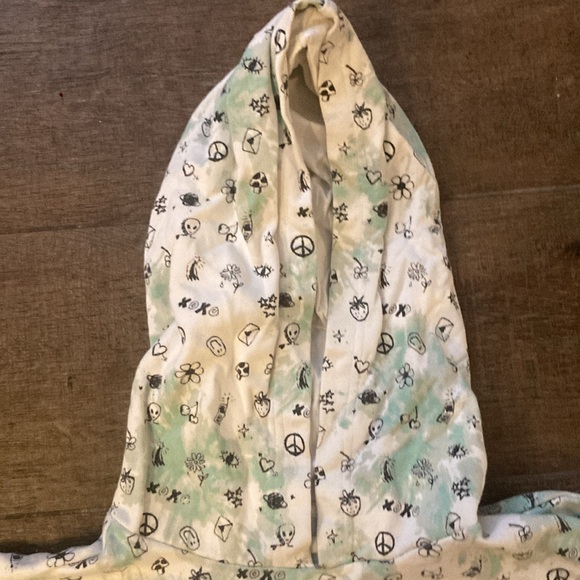 BP women’s Large White and Green Sweatshirt.  Previously Worn. - Picture 3 of 5